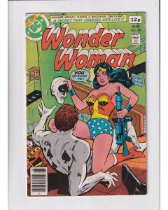 Wonder Woman (1942) # 256 UK Price (4.5-VG+) Royal Flush Gang